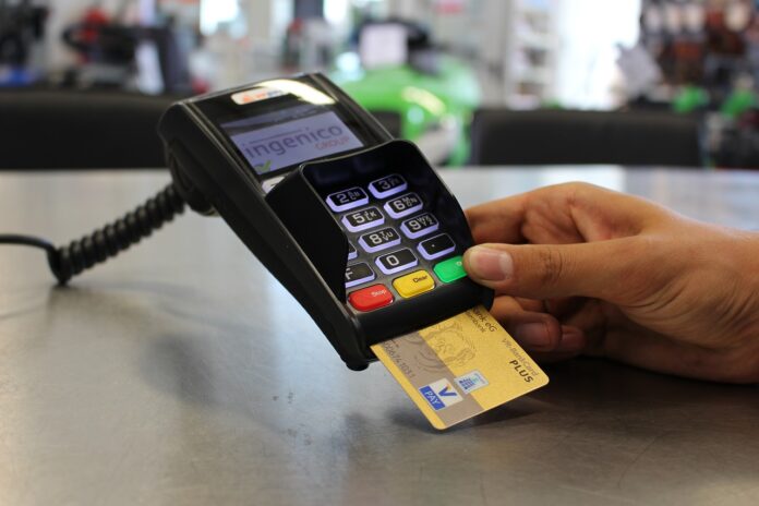 Płatność kartą kredytową w terminalu płatniczym. 5 powodów dlaczego warto płacić kartą.