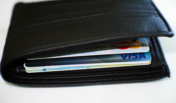 Dlaczego bankowi zależy, byśmy mieli karty kredytowe