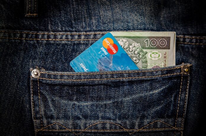 Karta kredytowa, czy kredyt gotówkowy – jakie rozwiązanie wybrać?